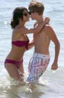 54829022_ABHEUIV2 - selena gomez