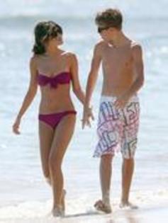 54829038_CAKFHJK2 - selena gomez