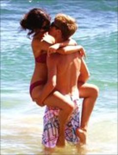 54829061_MFULMKK2 - selena gomez