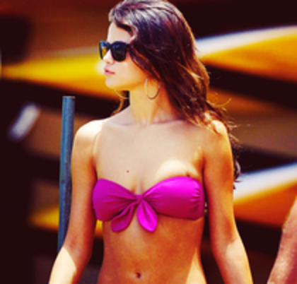 54840558_HPNEMKF2 - selena gomez