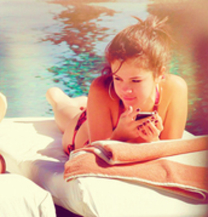 54840776_ZTMHHMH2 - selena gomez