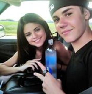 56685557_GSJLKJW - selena gomez