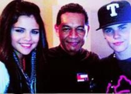 56685565_QHBFELO - selena gomez