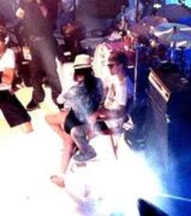 56685572_DYCEDKF - selena gomez