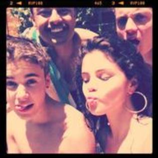 56685574_FFEMYXY - selena gomez