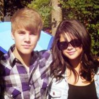 56685582_LXJTMOY - selena gomez