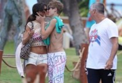 56685583_WDQPDAM - selena gomez
