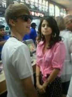 56685584_LFEKGUA - selena gomez