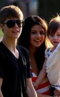 56685593_WUDPKEQ2 - selena gomez