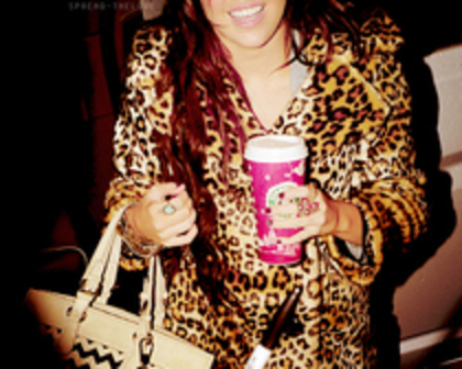 54455713_TMTKDZK2 - miley ciryus