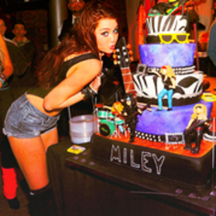 54457882_YFMTQZH2 - miley ciryus