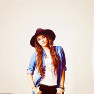 54458236_ZFASQIB2 - miley ciryus