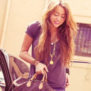 54458439_TUZTNAP2 - miley ciryus