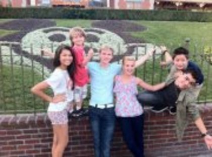 387170_136316496473572_100002856684940_159558_55358537_a