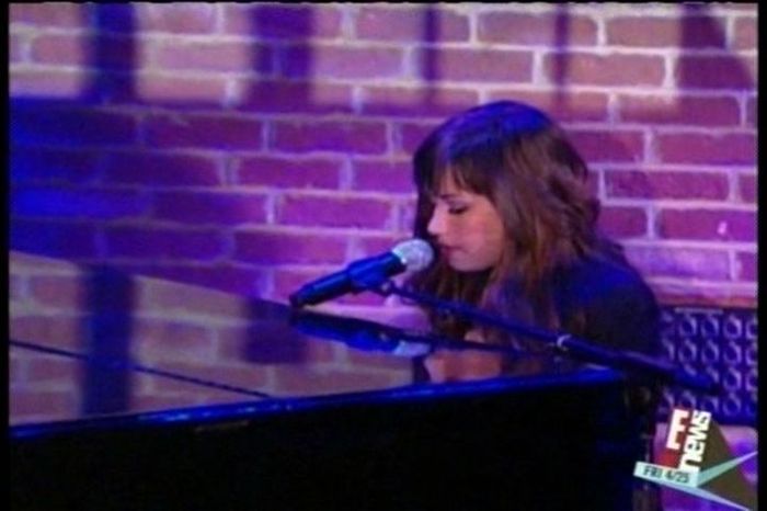 Demi (1) - Demi - April 25 - E News Performances