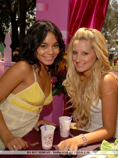 Vanessa Hudgens si Ashley Tisdale - VANESSA HUDGENS SI ASHLEY TISDALE