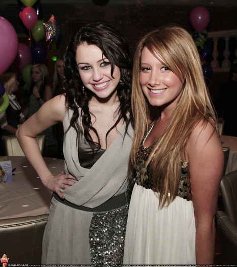 Miley Cyrus si Ashley Tisdale