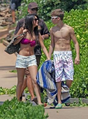 Selena-Gomez-54-280x380 - Jelena in Hawaii---May 2011