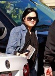 Demi Lovato la iesirea de la o clinica de tratament corporal - Demi Lovato la iesirea de la o clinica de tratament corporal