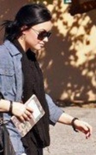 Demi Lovato la iesirea de la o clinica de tratament corporal (6)