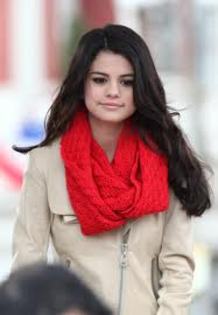 selena - selena purtand aceleasi haine