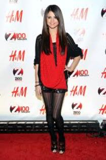 selena 4 - selena purtand aceleasi haine