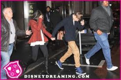 selena cu acelasi sacou - selena purtand aceleasi haine