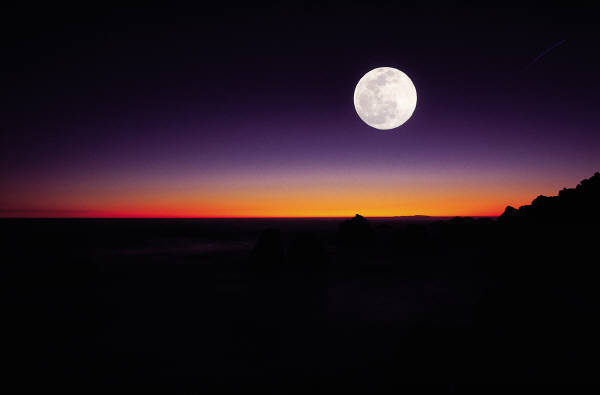 Apusul soarelui si luna de pe cer - Peisaje