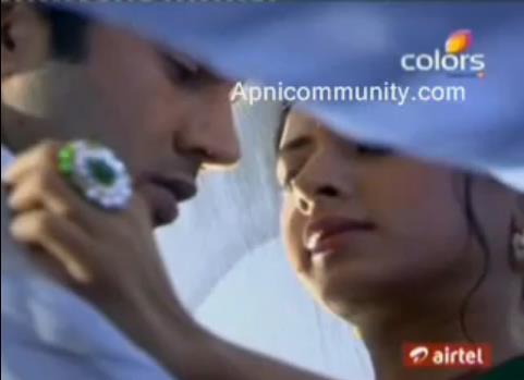 398906_301449359898796_192473864129680_866426_1487192890_n - Abhay and phulwa love scenes