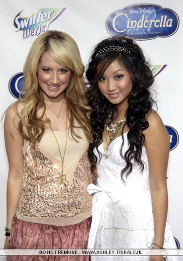 Ashley Tisdale si Brenda Song - A VEDETE DISNEY