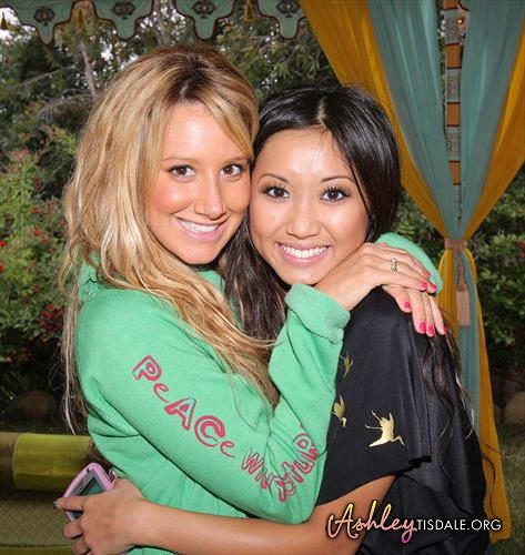 Ashley Tisdale si Brenda Song