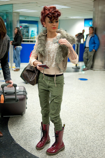 Cher Lloyd Cher Lloyd Shocked Arrives Miami 7YU-NnJ3204l - cher lloyd