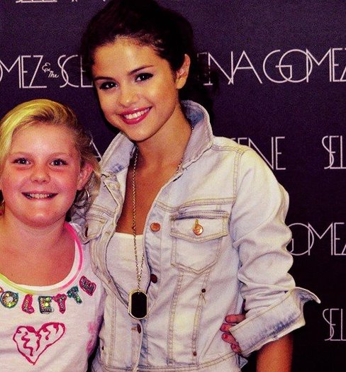 305359_305747119444283_118544344831229_1188352_1581755260_n - Selena Gomez 1