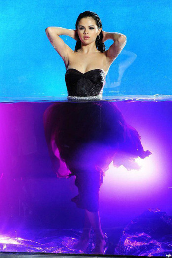 373907_261694343886242_119049044817440_639495_43074571_n - Selena Gomez 1