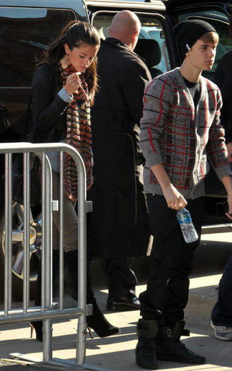 375172_263380260384317_119049044817440_643901_2119484140_n - Selena Gomez 1
