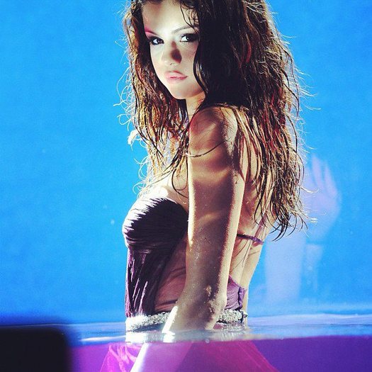 375556_261644517224558_119049044817440_639435_18680826_n - Selena Gomez 1