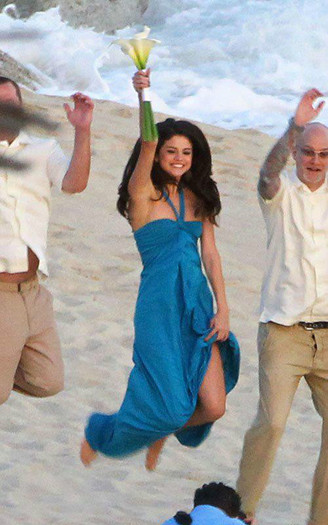 390094_262381750484168_119049044817440_640942_896366831_n - Selena Gomez 2