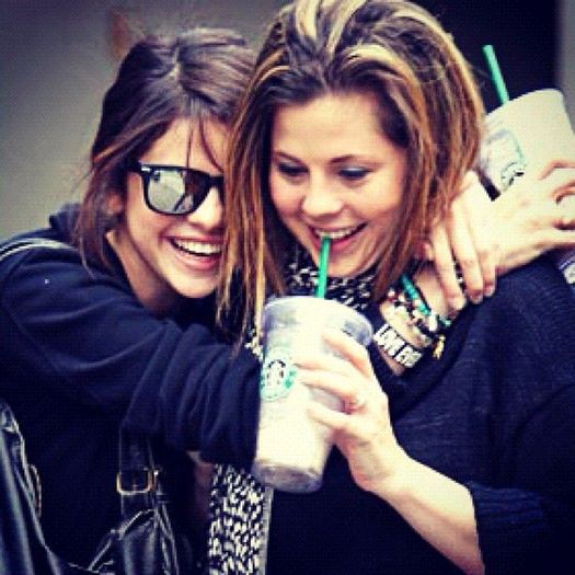 392009_267654976623512_119049044817440_655193_454901154_n - Selena Gomez 2