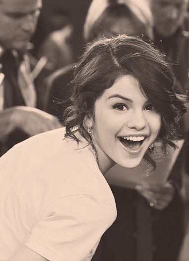 392114_272790269443316_119049044817440_668456_2038221860_n - Selena Gomez 2