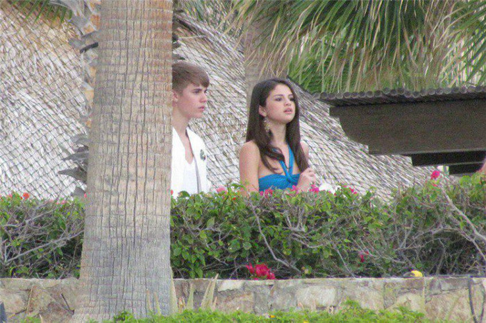 392301_262382090484134_119049044817440_640956_1895646835_n - Selena Gomez 2