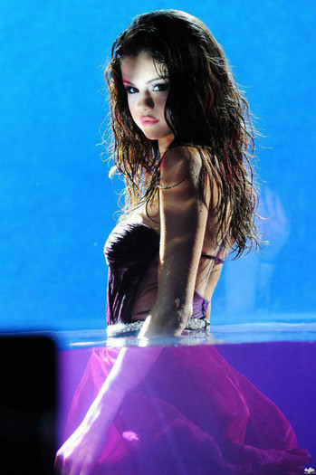 393394_261696097219400_119049044817440_639513_1843464976_n - Selena Gomez 2