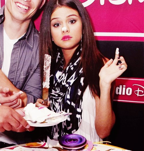 396983_272259056163104_119049044817440_667100_1925049434_n - Selena Gomez 2