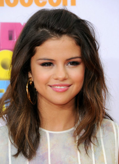 Selena_Gomez_at_the_2011_kids_choice_awards_red_carpet_orange_carpet_in_camilla_skovgaard_aqua_heels