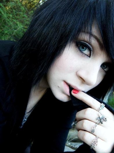 197481_100996283319493_100002273643272_6714_7242161_n - EmO GiRlS