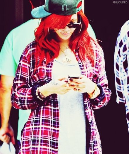 390600_316195951737712_283959681628006_1166527_1301724486_n - Rihanna