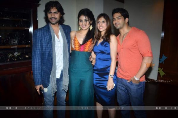 167264-amit-tandon-with-gaurav-and-mouni-at-the-bash-of-munisha-khatwa