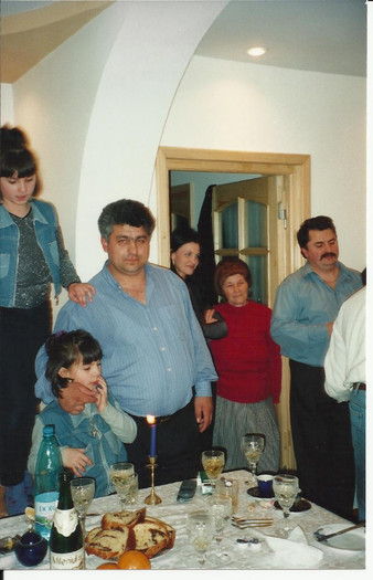 amintiri-familia mea 002; eu cu mama-in cadrul usii...
