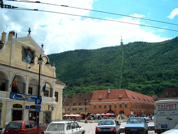 Casa sfatului si Cerbul Carpatin.