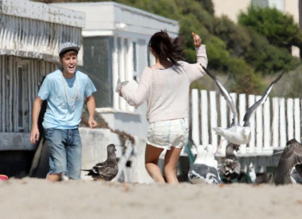 justin-bieber-selena-gomez-malibu-kiss-5 - Plaja Malibu---September 2011