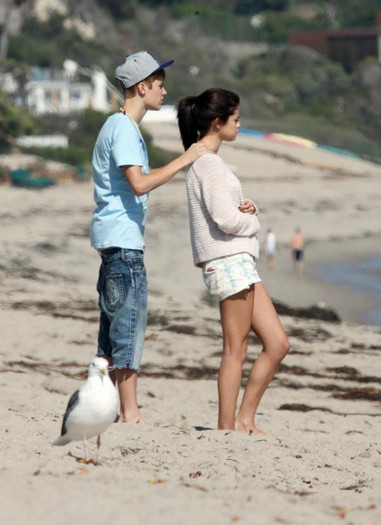 justin-bieber-selena-gomez-malibu-kiss-14